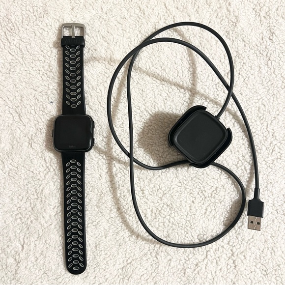 Fitbit Versa 1 Black - Picture 1 of 6